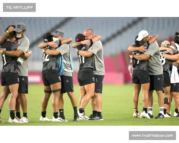 凯恩与队友热情相拥英格兰更衣室香槟飞舞庆祝提前晋级荣耀时刻