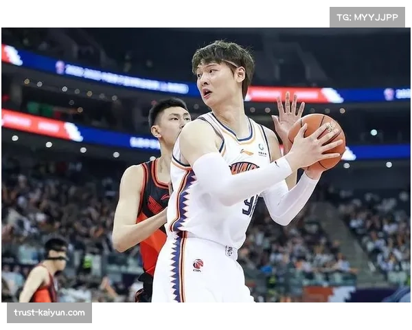 王哲林低位成上海进攻支点 保障战术灵活性